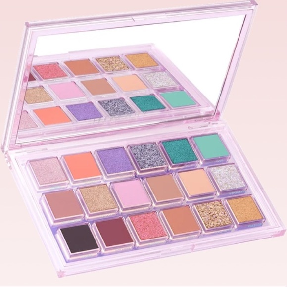 HUDA BEAUTY Other - HUDA beauty Mercury Retrograde Eyeshadow Palette♥️NWT